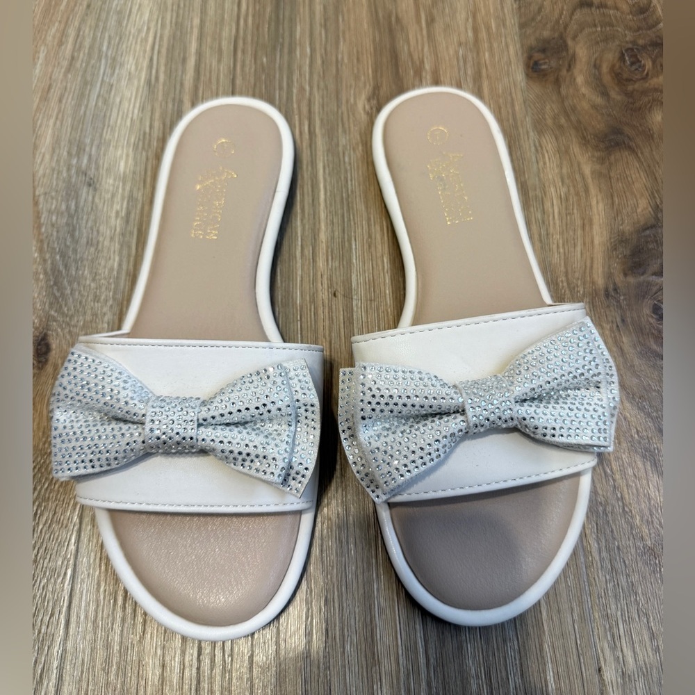American Exchange White Bow Rhinestone Slide Sandals Size 7 NWOT